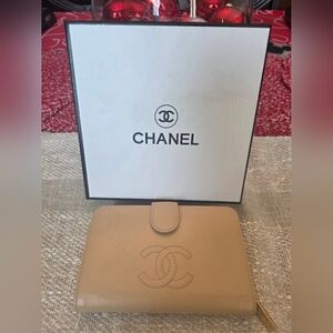 Pre-loved CHANEL Beige Caviar Leather Wallet